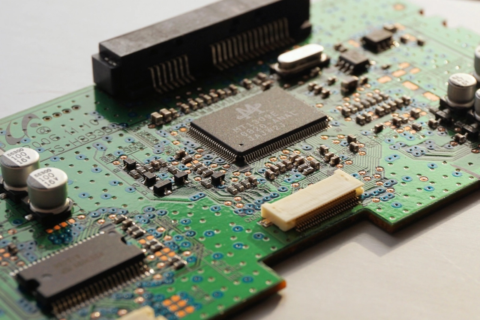 Electronic circuit board with chips